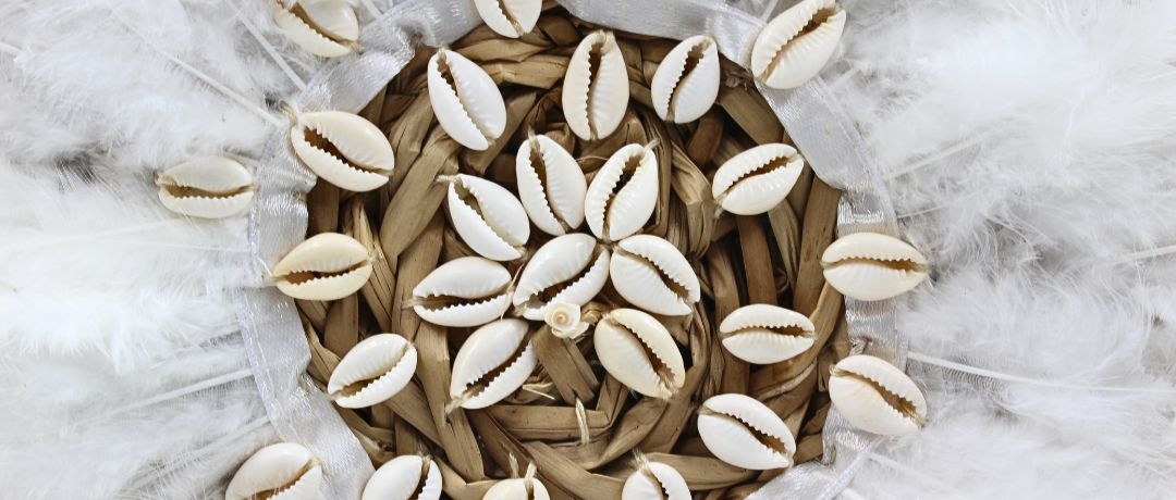 Geantă Boho din Fibre Naturale cu Scoici și Pene – Hoff Interieur, alb